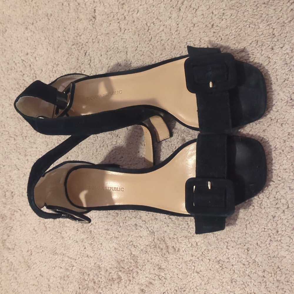 Black banana Republic kitten block heels